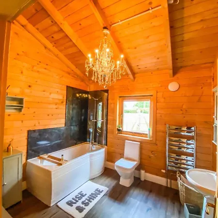 Feriehus Sleeps6- Hot Tub- Pet Friendly- Log Burner *