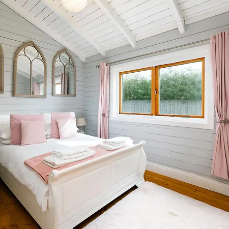 Holiday home Sleeps6- Hot Tub- Pet Friendly- Log Burner