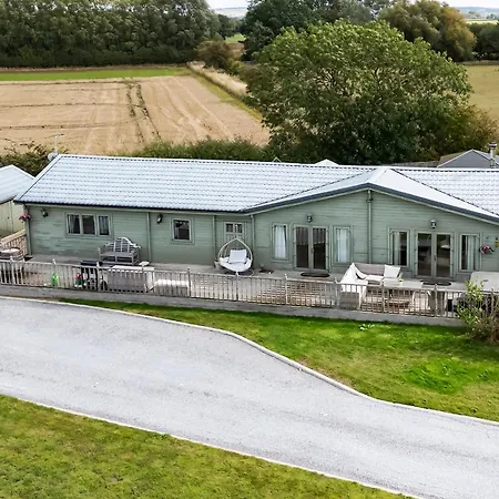 Sleeps6- Hot Tub- Pet Friendly- Log Burner * York