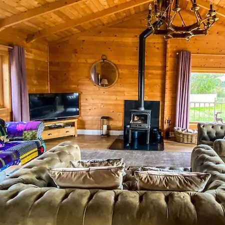 Sleeps6- Hot Tub- Pet Friendly- Log Burner Holiday home *