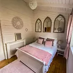 Sleeps6- Hot Tub- Pet Friendly- Log Burner *
