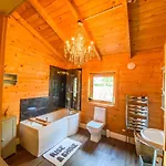 Casa vacanze Sleeps6- Hot Tub- Pet Friendly- Log Burner *