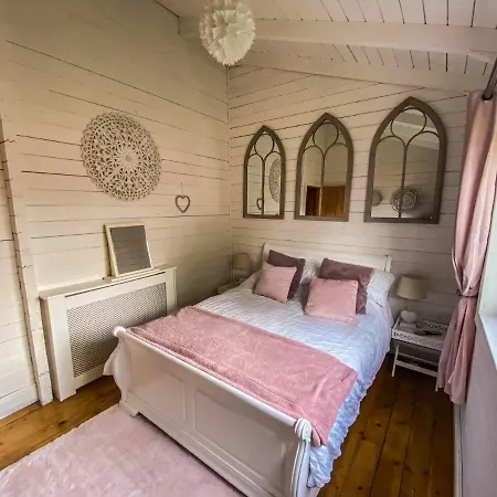 Sleeps6- Hot Tub- Pet Friendly- Log Burner *