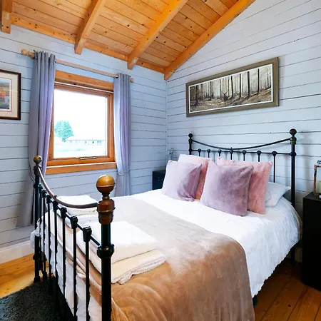 Sleeps6- Hot Tub- Pet Friendly- Log Burner