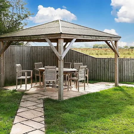 Sleeps6- Hot Tub- Pet Friendly- Log Burner Ferienhaus York