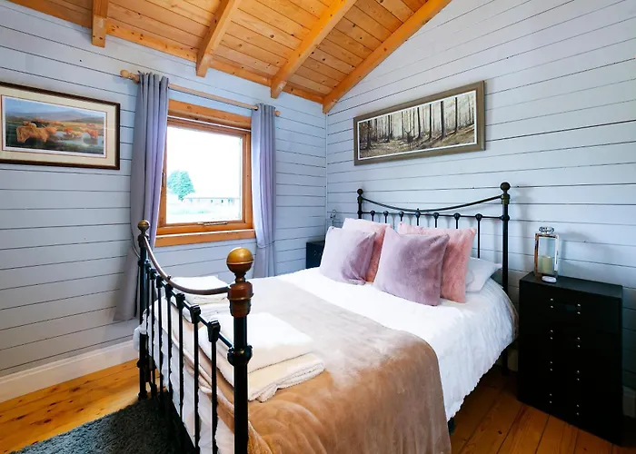 Sleeps6- Hot Tub- Pet Friendly- Log Burner